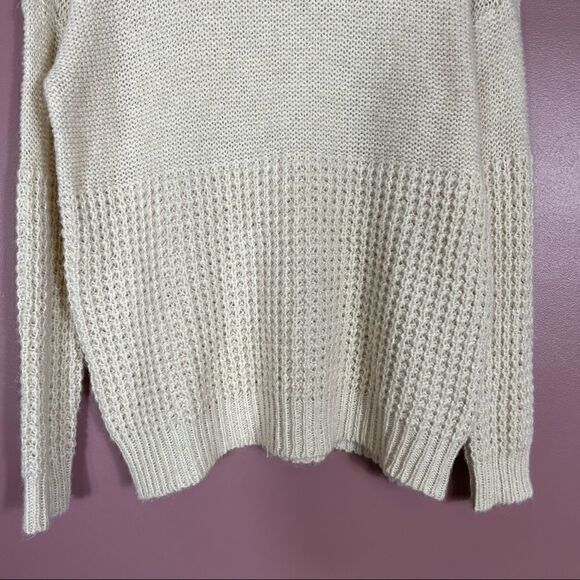 American Eagle Cream Soft Knit Sweater Size Medium - Picture 2 of 8